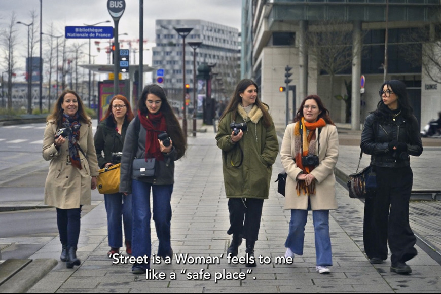 En janvier, pendant trois jours, Street is a Woman a fait l’objet d’un tournage documentaire porté par Nikon et WaterBear Network (plateforme de diffusion de films engagés autour des enjeux sociaux et environnementaux), en collaboration avec Park Village (société de production londonienne développant des projets à la croisée du documentaire et du contenu de marque).