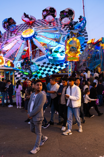 La fête foraine est un lieu d’amusement où on flâne, joue, oublie le monde extérieur.