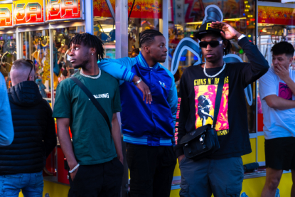 L’espace de foire est un endroit pour voir et se faire voir.