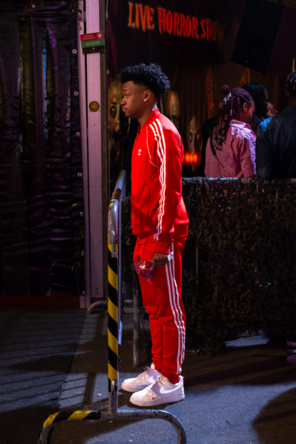 La couleur rouge a ici toute sorte des significations.