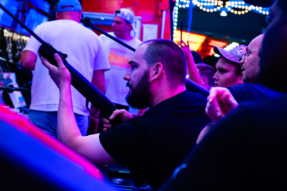 La fascination pour les armes est partagée ouvertement.