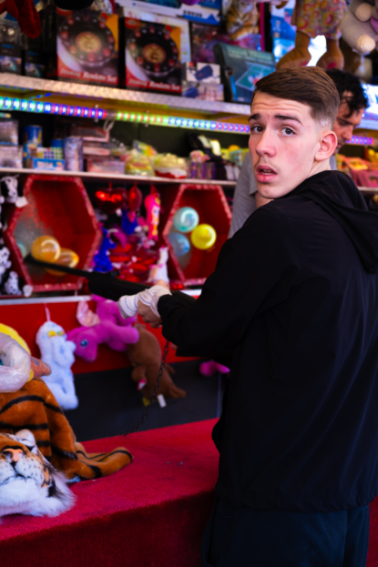 Gagner des peluches dans des stands de tir donne une contradiction importante, mettant la violence en face de la douceur.