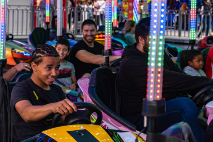 Conduire les voitures remet les grands et les petits garçons au même niveau.