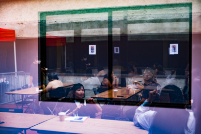 A San Francisco des personnes au travail semblent se refléter à l'infini dans une surface vitrée.