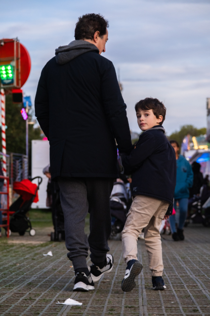 Le grand frère, le père, le grand-père — les anciens partagent les modes d’exister dans l’espace public.
