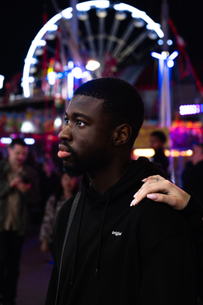 Mais dans cet espace rempli de codes masculins de jeu, la femme n’est finalement pas très loin.