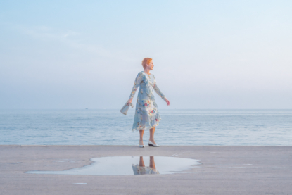 In the evening hours, this lady poses for a friend who takes pictures and she dances around the puddle of water on the Promenade des Anglais. She did not notice me taking pictures from a different angle and moved and danced and smiled at her friend, at the sea, at life (September 2017).