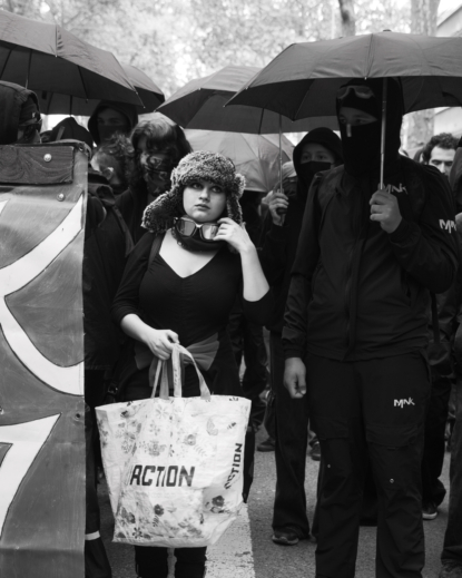 Vois-tu mes larmes muettes assécher les rues ?