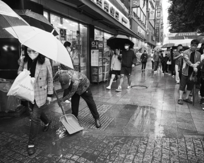 Vois-tu mes larmes muettes assécher les rues ?