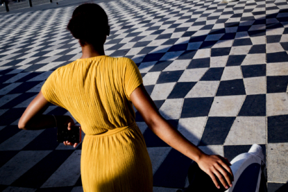 I was waiting for something special to happen on the central square in Nice, French Riviera. I like the pattern and wanted to take an interesting photo. But how? Then I saw the young lady in the yellow dress. She was waiting for someone. I observed her unnoticed and waited until she turned around, so her face was hidden. I like her posture, she kept it a fraction of a second. Her one hand is holding on, the other one is impatient on her hip and holding her phone, testifying to her impatience. Her gaze is directed into the distance. Who could she be waiting for?