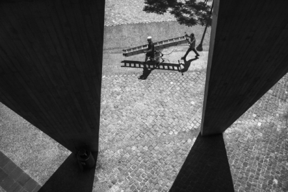 My first few weeks in Valparaíso, I find myself coming back to the Cultural Center. Its modern architecture feels familiar, like a bridge between my old life in New York and the new one in the rundown seaport. I look at the shadows down below when suddenly: two men carrying a triangle! I couldn’t have dreamed it any better.