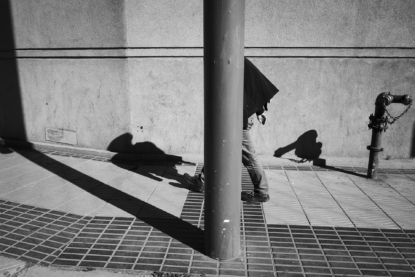 Not far from the bus terminal, the encounter between a passer-by, a drab pillar, a harsh light and an undeniable stroke of luck recompose a lifeless urban landscape into a curious rebus.